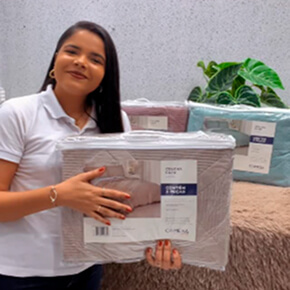 mulher segurando conjunto de travesseiro